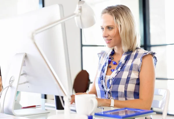 Портрет деловой женщины, работающей за компьютером в офисе — стоковое фото