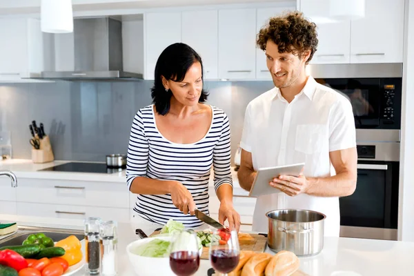 Pareja cocinando juntos en casa —  Fotos de Stock