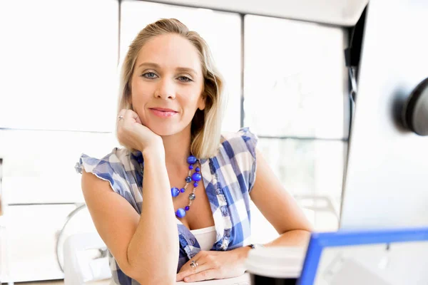 Retrato de mulher de negócios que trabalha no computador no escritório — Fotografia de Stock