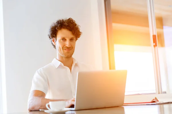 Homem trabalhando no laptop em casa — Fotografia de Stock