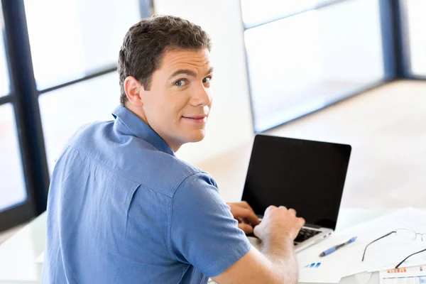 Hombre de negocios guapo trabajando en la computadora — Foto de Stock