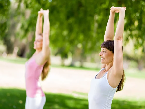 Jeunes femmes faisant de l'exercice dans le parc — Photo