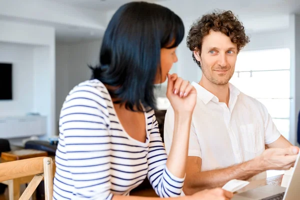 Feliz pareja moderna trabajando en el ordenador portátil en casa —  Fotos de Stock