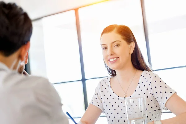 Office の 2 つの若いビジネス人々 の画像 — ストック写真