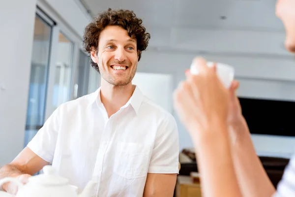 Couple sitting at home and chatting — Stock Photo, Image