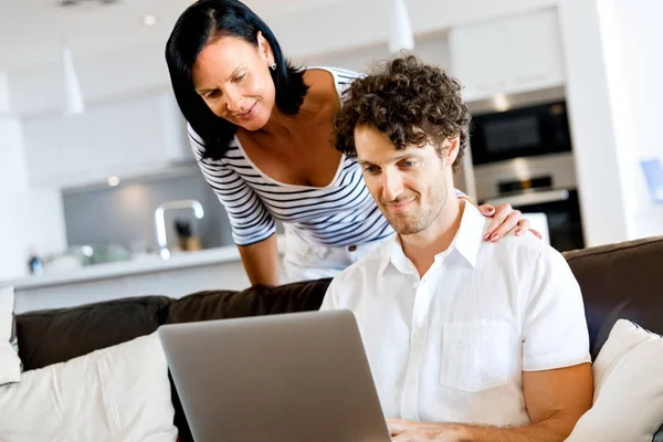 Casal em casa usando laptop — Fotografia de Stock