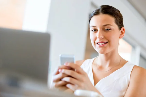 Portrait of young woman holding phone — Stock Photo, Image