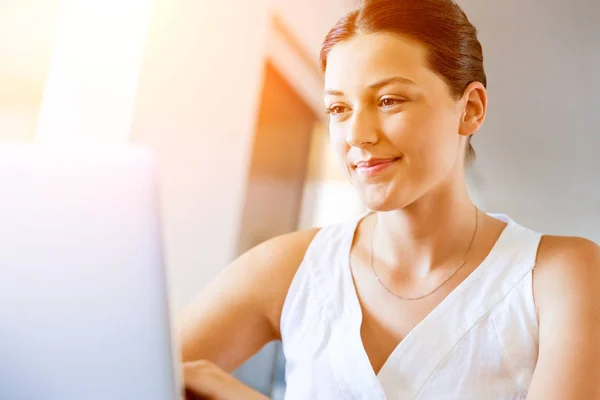 Joven hermosa mujer trabajando en su computadora portátil — Foto de Stock