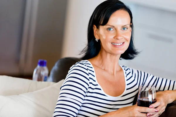 Mulher bonita segurando vidro com vinho tinto — Fotografia de Stock