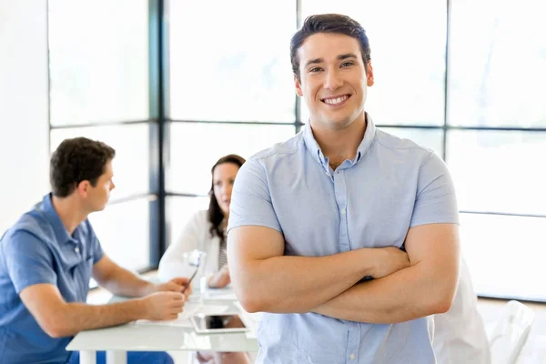 Hombre joven en informal en la oficina — Foto de Stock