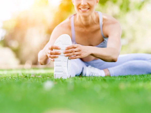 Jonge vrouw oefenen in het park — Stockfoto