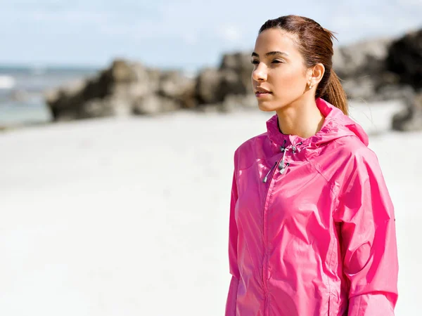 Donna atletica in abbigliamento sportivo in piedi al mare — Foto Stock