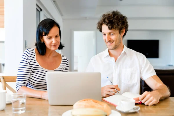 Felice coppia moderna che lavora sul computer portatile a casa — Foto Stock