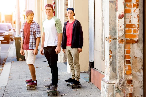 Skateboardåkning på gatan — Stockfoto