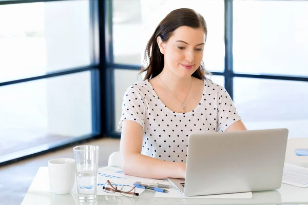 Retrato de una mujer de negocios que trabaja en la computadora en la oficina —  Fotos de Stock