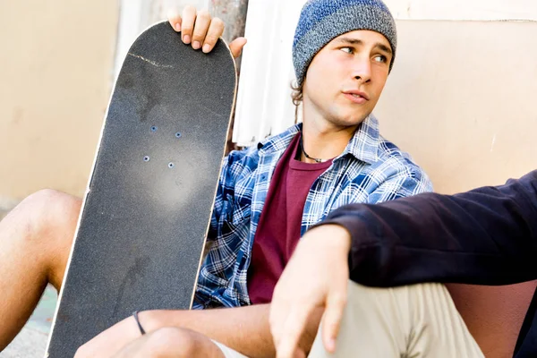 Skater macht Pause auf der Straße — Stockfoto