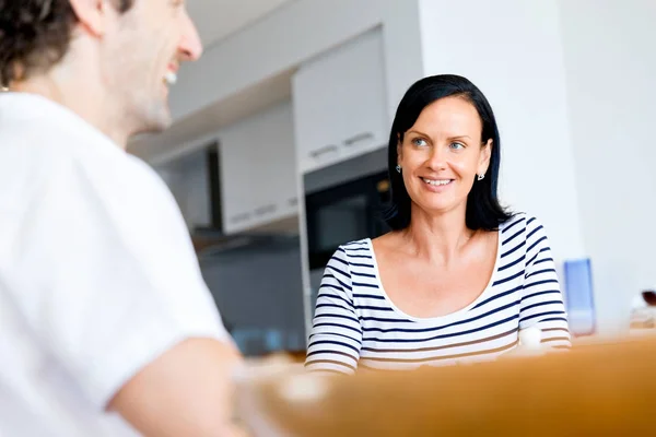 Pareja sentada en casa y charlando —  Fotos de Stock