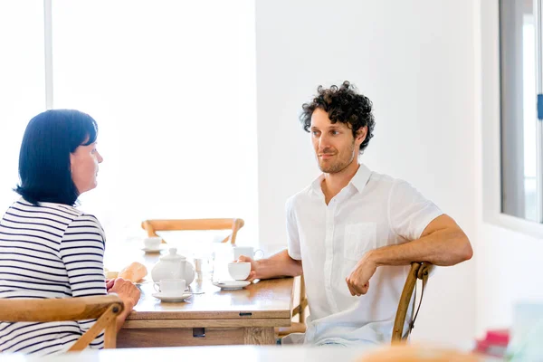 Casal sentado em casa e conversando — Fotografia de Stock