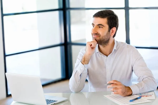 Homme d'affaires pensif au bureau — Photo