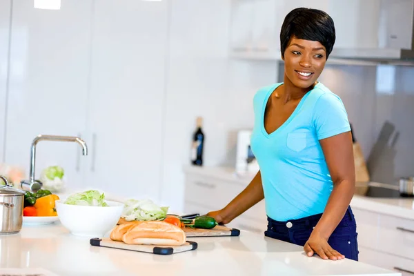 Mulher bonita de pé na cozinha e sorrindo — Fotografia de Stock