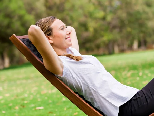 Jovem empresária relaxante durante sua pausa no parque — Fotografia de Stock