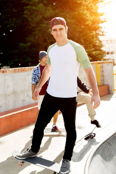 Dospívající chlapec skateboardingu venku — Stock fotografie