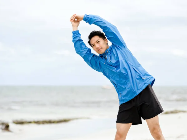 Νεαρός άνδρας κάνει άσκηση στην παραλία — Φωτογραφία Αρχείου