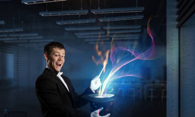 Sihirli gösteren iş adamı. Karışık teknik