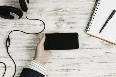 İş kadını akıllı telefonunu kullanıyor.