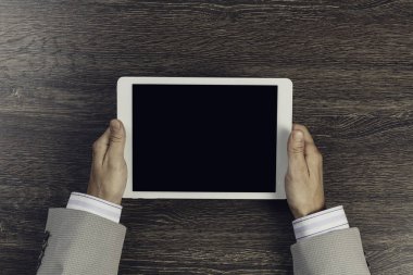 Tablet PC ile elinde boş perde
