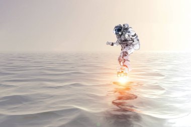 Astronot gemide. Karışık teknik