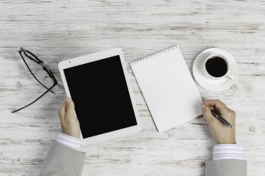 Tablet PC ile elinde boş perde