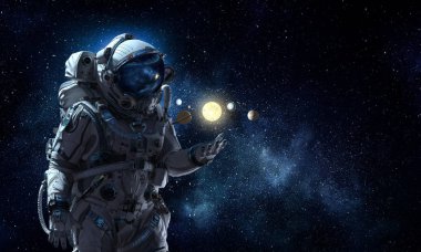 Uzay Adamı ve görevi. Karışık ortam