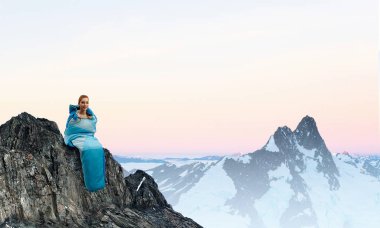 Kız turistik dinlenme. Karışık teknik