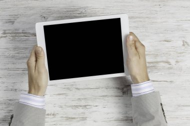 Tablet PC ile elinde boş perde