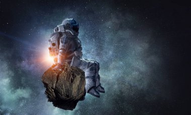 Rock kenarında uzay adamı. Karışık teknik