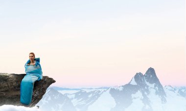 Kız turistik dinlenme. Karışık teknik