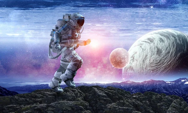 Homem do espaço correndo rápido. Meios mistos — Fotografia de Stock