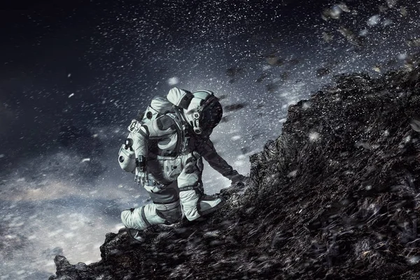 Αστροναύτης αρχίζει να τρέχει. Μικτή τεχνική — Φωτογραφία Αρχείου