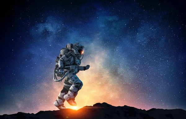 Spaceman igång snabbt. Mixed media — Stockfoto