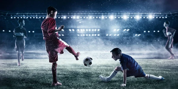 어린이 축구를 재생합니다. 혼합 매체 — 스톡 사진