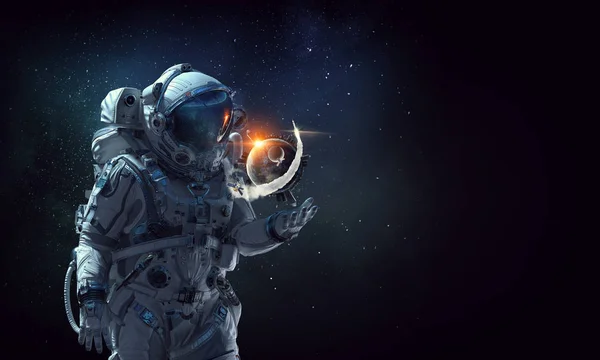 Raumfahrer und seine Mission. Gemischte Medien — Stockfoto