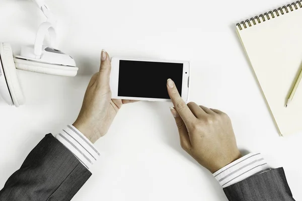 Mujer de negocios usando su teléfono inteligente —  Fotos de Stock