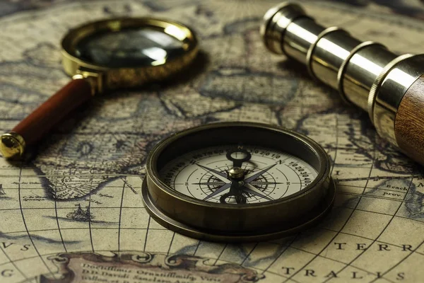 Retro kompas z starą mapę i luneta — Zdjęcie stockowe
