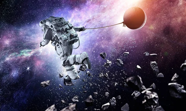 Image fantastique avec astronaute attraper planète. Techniques mixtes — Photo