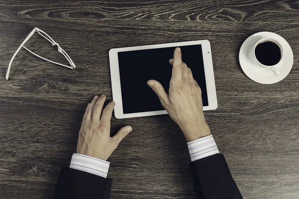 Tabletă PC cu ecran gol în mâini — Fotografie, imagine de stoc