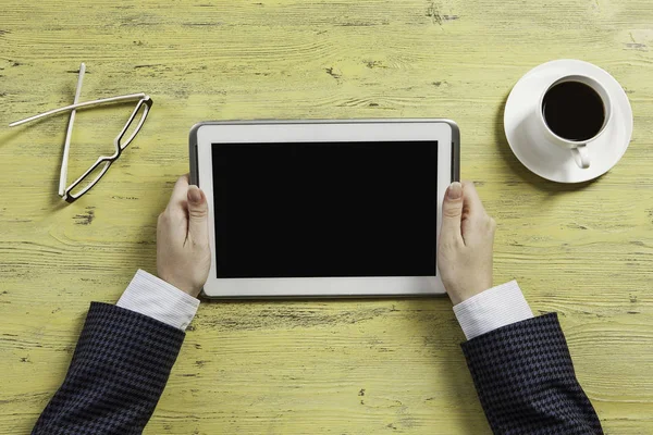 Tablet pc met leeg scherm in handen — Stockfoto