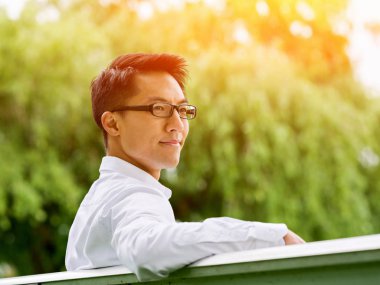 Parkta onun mola sırasında genç mutlu ve başarılı iş adamı