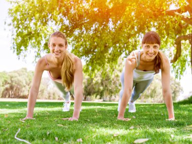 Genç kadın parkta egzersiz