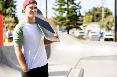 Açık havada kaykay ayakta ile genç çocuk